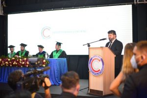 Graduación de la Universidad Central del Paraguay marcando historia en la formación de profesionales médicos
